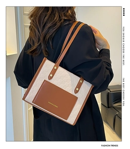 Détail du sac cabas bicolore avec poche avant et texte doré brodé de haute qualité