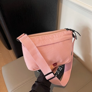 Borsa a tracolla in nylon rosa stropicciato con cinturino regolabile e zip nera