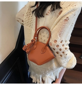 Elegante borsa a mano vintage minimalista in pelle marrone con dettaglio a nodo decorativo