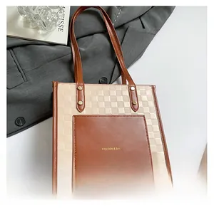 Détail du sac cabas beige avec poche marron, boucles dorées et lettrage fashion