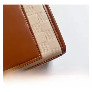 Gros plan sur le cuir marron et le motif damier beige avec des coutures blanches fines