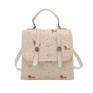 Stylischer cremefarbener kleiner Damenrucksack mit süßen Cartoon-Hunde-Regenmotiven