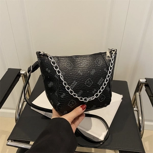 Sac seau noir texture litchi avec imprimé ours et bandoulière en chaîne argentée