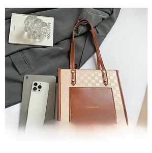 Vue détaillée du grand sac cabas patchwork avec accessoires de bureau et gadgets