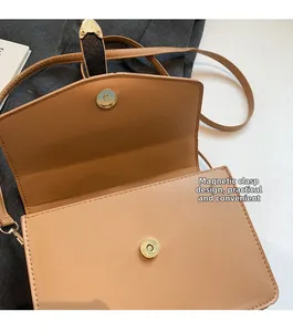 Gros plan du sac bandoulière vintage montrant le fermoir magnétique pratique et simple