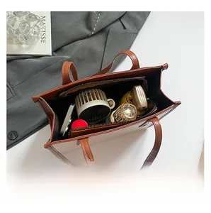Vue intérieure montrant la grande capacité du sac cabas bicolore avec poche interne