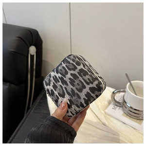 Detaillierte Ansicht einer kleinen quadratischen Schmuckschatulle mit Leopardenmuster