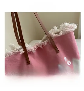 Gros plan du sac fourre-tout en toile dégradé rose avec imprimé Summer et franges