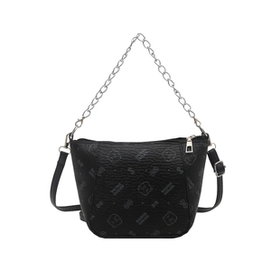 Sac seau noir texturé avec imprimé ours, bandoulière chaîne argentée et chic