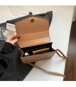 Vue détaillée du compartiment intérieur spacieux montrant la capacité du sac marron