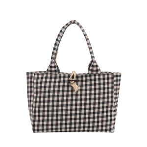 Borsa tote in tela a quadretti bianco e nero con chiusura ad alamaro in legno vintage