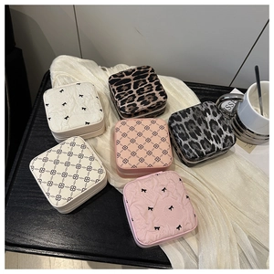 Kollektion von Mini-Schmuckkästchen mit Leopardenmuster und süßen Schleifendesigns