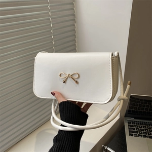 Sac bandoulière blanc minimaliste avec boucle nœud dorée et sangle réglable