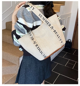 Détail du sac seau en paille avec base en cuir et large bandoulière en toile Summer & Beauty