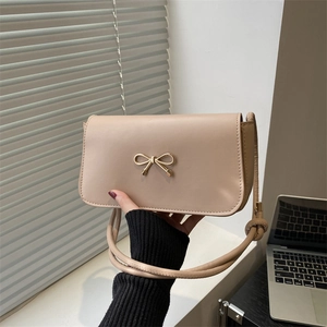 Sac bandoulière beige en simili cuir avec boucle nœud dorée et rabat structuré