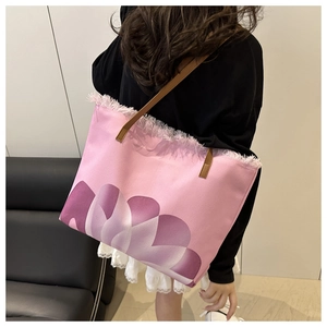 Borsa tote in tela rosa con stampa a petali sfumati e tracolla in pelle marrone scuro