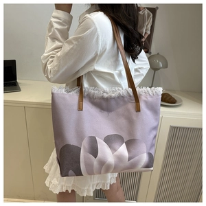 Grande borsa tote viola in tela con nappe e manici in pelle in un contesto lifestyle
