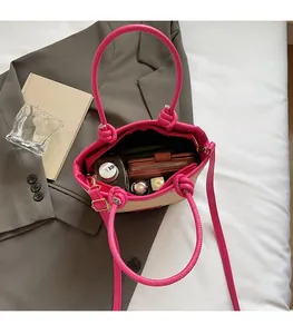 Vue de dessus de l'intérieur spacieux du sac seau en toile avec compartiments quotidiens