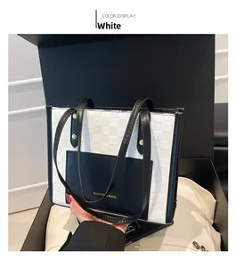 Gros plan sur la texture en damier et le logo de ce sac cabas blanc et noir chic