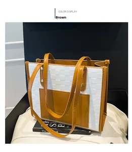 Détail du sac cabas à damier avec poches en cuir marron et coutures haut de gamme
