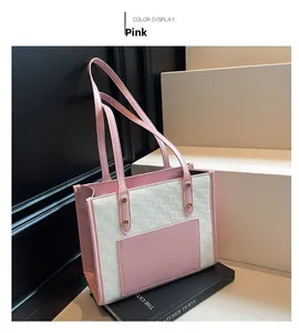 Détail du sac cabas à carreaux rose et blanc avec coutures contrastées et clous dorés