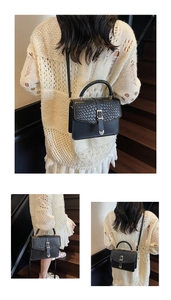 Détail du sac à main noir tressé avec poignée, boucle et accent métallique en cœur