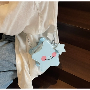 Detailansicht hellblaue Umhängetasche in Sternform mit Smiley und silberner Kette