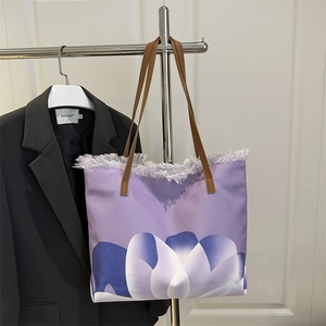 Grand sac de plage en toile avec imprimé lotus violet, bord frangé et anses en cuir brun