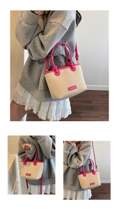 Vue détaillée du sac cabas en paille tressée avec bordures et anses en cuir rose vif