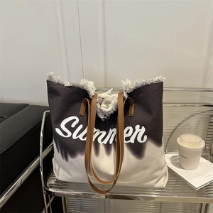Sac fourre-tout d'été en toile dégradée avec bords effilochés et anses en cuir élégantes