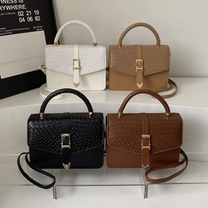 Petit Sac Carré en Cuir PU à Texture Tissée Tendance pour Femmes Sac à Bandoulière Minimaliste Porté Main avec Pendentif Coeur