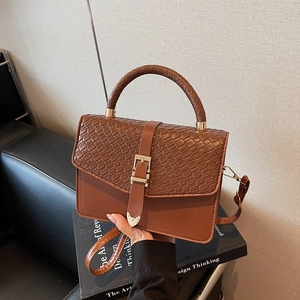 Sac bandoulière vintage marron avec rabat gaufré crocodile et boucle dorée
