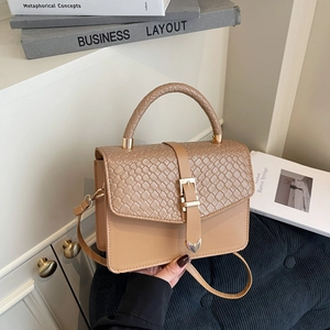 Sac bandoulière minimaliste kaki avec rabat tissé et boucle en métal doré chic