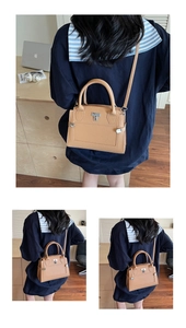 Makrodetail der camelfarbenen Handtasche aus Kieselleder mit Silberschloss und Doppelgriffen