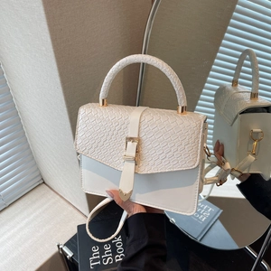 Sac bandoulière blanc en similicuir avec texture croco et boucle en métal doré