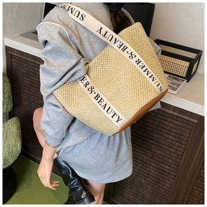 Gros plan du cabas d'été en paille avec sangles jacquard Summer & Beauty et détails en cuir