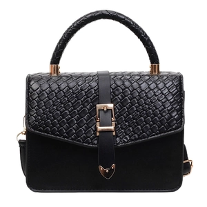 Sac bandoulière noir rétro avec poignée tressée et boucle de ceinture dorée élégante