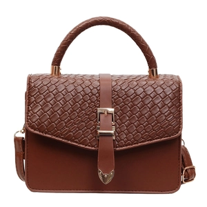 Sac bandoulière marron tressé avec breloque cœur dorée et poignée supérieure au style minimaliste