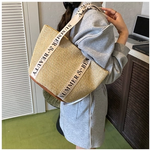 Détail du sac cabas en paille avec bordure en cuir et bandoulière Summer & Beauty