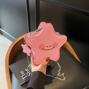 Schicke rosa sternförmige Umhängetasche mit Smiley-Detail und silberner Kette