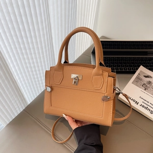 Minimalistische große kamelbraune Handtasche mit Metallschloss und Doppelgriffen