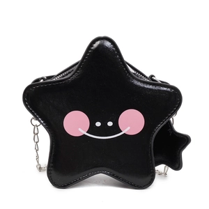 Schwarze glänzende Umhängetasche in Sternform mit Cartoon-Lächeln und silberner Kette