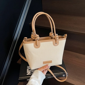 Sac de plage d'été en paille avec anses en cuir marron et design de seau tissé