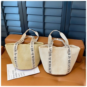 Gros plan d'un sac cabas en paille tissé main avec anses en toile Summer & Beauty