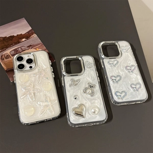 Custodia iPhone in madreperla con orsetto di diamanti e ciondoli a cuore eleganti