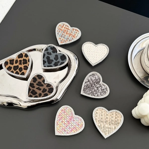 Support de téléphone cœur luxueux avec strass et motifs en tweed de couleurs variées