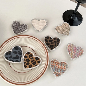 Support de téléphone en forme de cœur avec imprimé léopard, tweed et strass étincelants