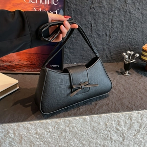 Minimalist black lychee texture shoulder bag with bow detail for stylish daily commuting