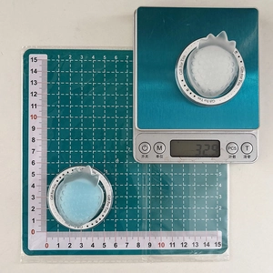 Detailed size and weight measurement of the strawberry-shaped silicone phone grip holder