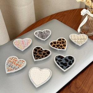 Supports de téléphone cœur en strass aux motifs variés sur un ordinateur